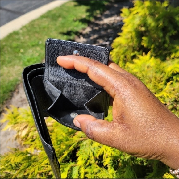 LOUIS Vuitton Black Epi Men Bifold Wallet - Picture 6 of 11